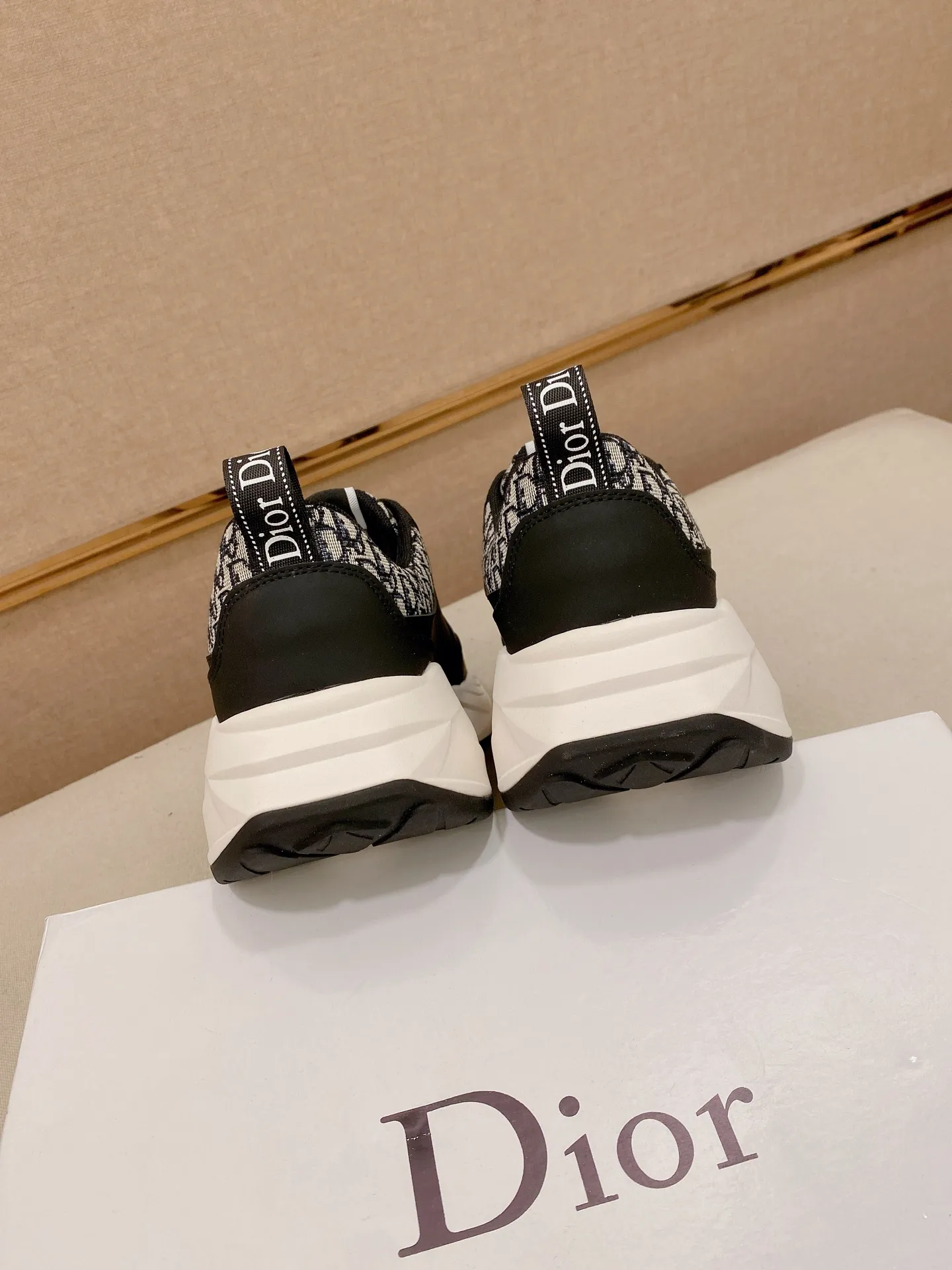 Factory price: 442💰[Dior·Dior] New casual sports style men's shoes, new spring and summer design, perfect workmanship, lace-up lazy style to create wardrobe quality, upper: imported first-layer cowhide, sheepskin lining is soft and comfortable, ultra-light TPU wear-resistant outsole, simple, versatile fashion men's shoes, excellent color code number 38--44. Can be customized for 45 non-refundable!